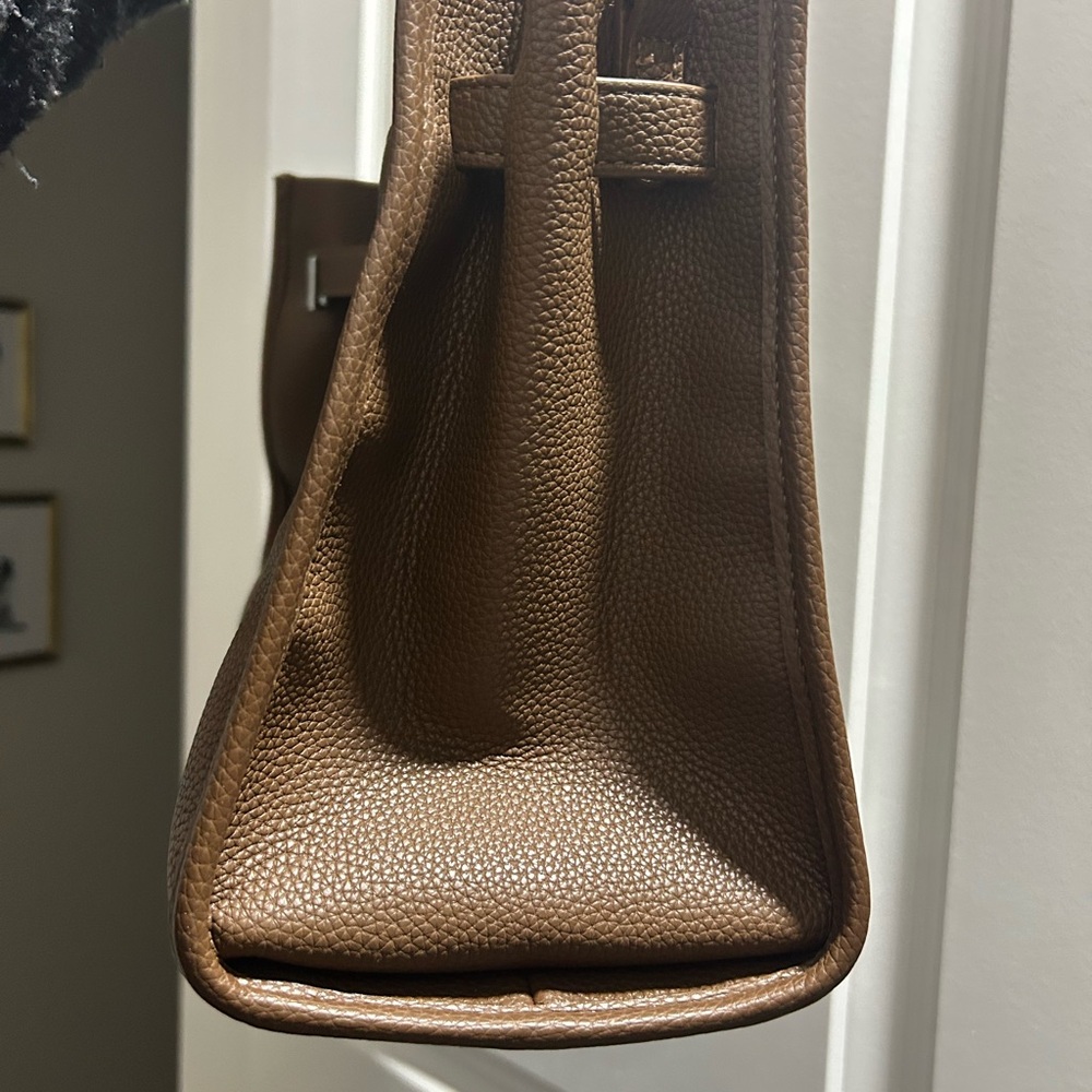 Elegant Brown Leather Handbag - Picture 5 of 10